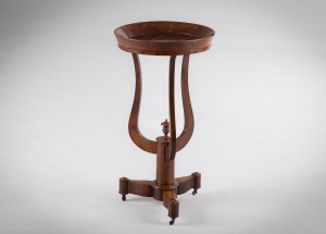 картинка Антикварный консольный столик на крестообразном основании, оснащенном маленькими колесиками салоне старинных вещей "Шебби" являющийся официальным дистрибьютором в России и Беларуси