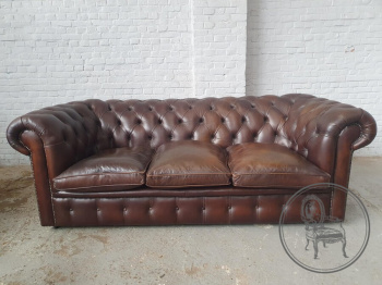Старинный кожаный диван в стиле честерфилд код. BE107027