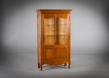 Старинный шкаф с застекленными дверцами, резным карнизом и филенчатой нижней панелью код. RM4165762