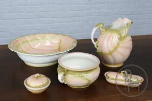 картинка Антикварный набор для умывания салоне старинных вещей "Шебби" являющийся официальным дистрибьютором в России и Беларуси