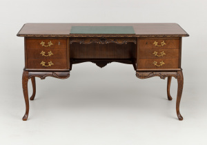 картинка Старинный письменный стол салоне старинных вещей "Шебби" являющийся официальным дистрибьютором в России и Беларуси