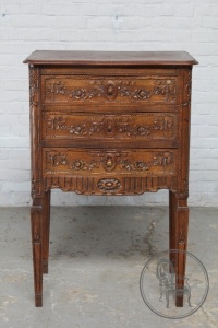 картинка Антикварная дубовая тумбочка салоне старинных вещей "Шебби" являющийся официальным дистрибьютором в России и Беларуси