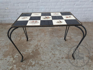 картинка Старинный кофейный столик с иллюстрациями на охотничью тематику салоне старинных вещей "Шебби" являющийся официальным дистрибьютором в России и Беларуси