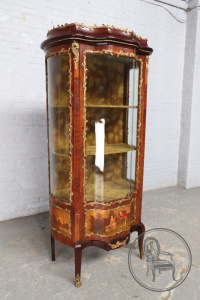 картинка Антикварная витрина с росписью с изображением галантной сцены салоне старинных вещей "Шебби" являющийся официальным дистрибьютором в России и Беларуси