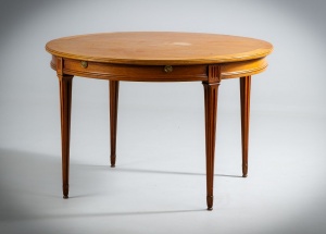 картинка Старинный столик в классическом стиле из бука салоне старинных вещей "Шебби" являющийся официальным дистрибьютором в России и Беларуси