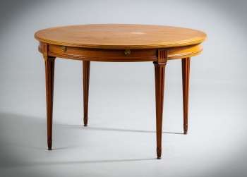 Старинный столик в классическом стиле из бука код.&nbsp;RM4164419