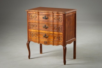 Старинный дубовый комод с фигурным фасадом код. RM4101626