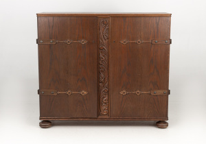 картинка Старинный комод салоне старинных вещей "Шебби" являющийся официальным дистрибьютором в России и Беларуси