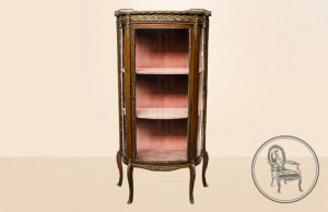 картинка Антикварная витрина салоне старинных вещей "Шебби" являющийся официальным дистрибьютором в России и Беларуси