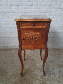 Антикварная резная ореховая тумбочка с мраморной столешницей код. BE4115445