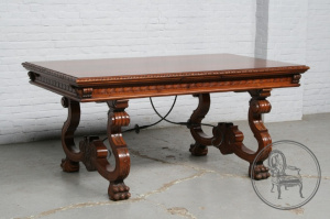 картинка Старинный стол салоне старинных вещей "Шебби" являющийся официальным дистрибьютором в России и Беларуси