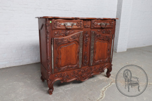 картинка Антикварный комод в стиле кантри с цветочным орнаментом и вставками из металла салоне старинных вещей "Шебби" являющийся официальным дистрибьютором в России и Беларуси