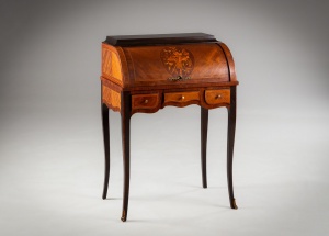 картинка Антикварный французский секретер из красного дерева салоне старинных вещей "Шебби" являющийся официальным дистрибьютором в России и Беларуси