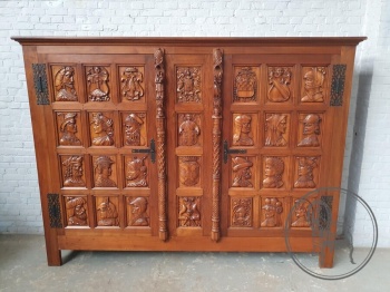 Антикварный высокий комод с антропоморфной резьбой в готическом стиле код. BE4144476