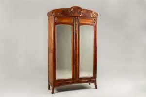 картинка Антикварный шкаф с резной виноградной лозой салоне старинных вещей "Шебби" являющийся официальным дистрибьютором в России и Беларуси