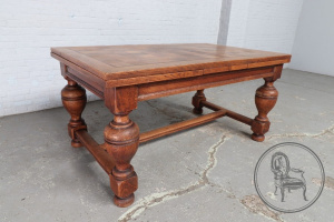 картинка Антикварный стол салоне старинных вещей "Шебби" являющийся официальным дистрибьютором в России и Беларуси