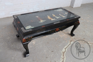 картинка Старинный кофейный столик в восточном стиле с инкрустацией перламутром и натуральным камнем салоне старинных вещей "Шебби" являющийся официальным дистрибьютором в России и Беларуси