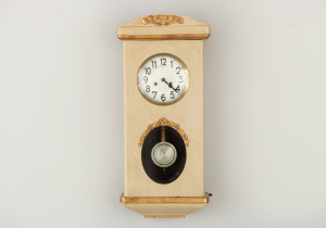 картинка Старинные настенные часы салоне старинных вещей "Шебби" являющийся официальным дистрибьютором в России и Беларуси