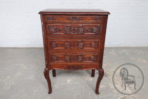 картинка Антикварный дубовый комод с тремя ящичками салоне старинных вещей "Шебби" являющийся официальным дистрибьютором в России и Беларуси