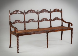 Антикварная скамья с плетеным сиденьем, декорированная изящной резьбой код.&nbsp;RM4154690