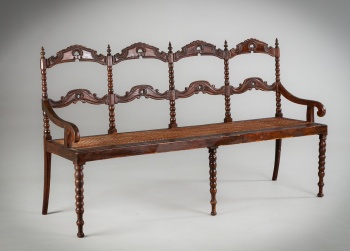 Антикварная скамья с плетеным сиденьем, декорированная изящной резьбой код.&nbsp;RM4154690