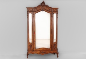 картинка Антикварный платяной шкаф с зеркальными дверцами салоне старинных вещей "Шебби" являющийся официальным дистрибьютором в России и Беларуси