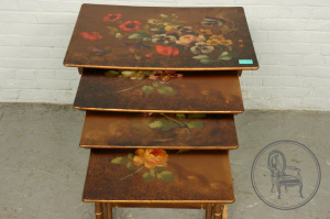 картинка Старинный комплект столиков (4 шт.) в стиле арт-деко с росписью салоне старинных вещей "Шебби" являющийся официальным дистрибьютором в России и Беларуси