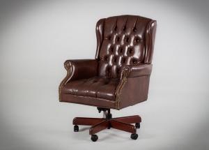 картинка Старинное английское кожаное кресло салоне старинных вещей "Шебби" являющийся официальным дистрибьютором в России и Беларуси