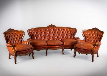 Старинный комплект кожаной мебели: диван и два кресла в кожаной обивке код. RM4165525