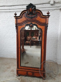 Антикварный шкаф из красного дерева с резной короной код. BE4097222