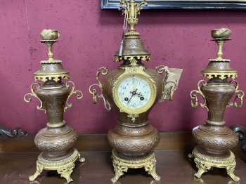 Антикварные часы из латуни с вазами (2 шт.), декорированными позолотой код.&nbsp;FUN7