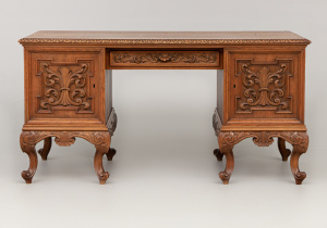 картинка Старинный письменный стол салоне старинных вещей "Шебби" являющийся официальным дистрибьютором в России и Беларуси