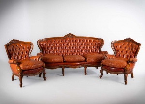 картинка Старинный комплект кожаной мебели: диван и два кресла в кожаной обивке салоне старинных вещей "Шебби" являющийся официальным дистрибьютором в России и Беларуси