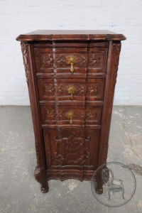 картинка Антиварный комод из дуба в льежском стиле салоне старинных вещей "Шебби" являющийся официальным дистрибьютором в России и Беларуси