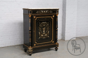 картинка Антикварный комод салоне старинных вещей "Шебби" являющийся официальным дистрибьютором в России и Беларуси