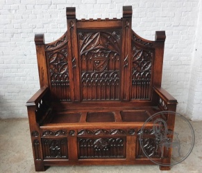 Антикварная дубовая скамья в готическом стиле с густой геральдической резьбой код. BE4096738