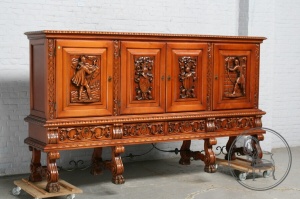 картинка Старинный испанский комод из красного дерева с коваными элементами салоне старинных вещей "Шебби" являющийся официальным дистрибьютором в России и Беларуси