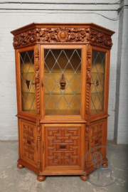 Антикварная дубовая витрина в форме трапеции в фламандском стиле код. BE107157