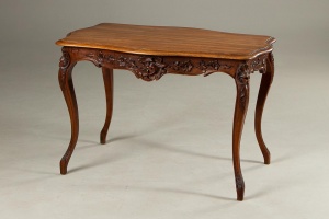 картинка Антикварный письменный стол на изогнутых ножках салоне старинных вещей "Шебби" являющийся официальным дистрибьютором в России и Беларуси