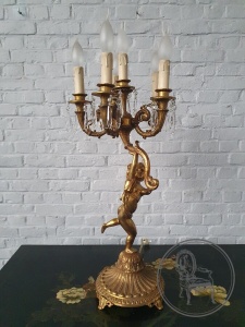 картинка Антикварная бронзовая лампа в форме канделябра с путти салоне старинных вещей "Шебби" являющийся официальным дистрибьютором в России и Беларуси