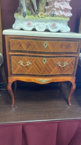 Антикварный комод с маркетри на ножках кабриоль код.&nbsp;FN18