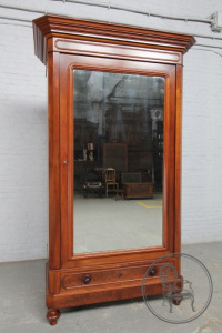 картинка Антикварный шкаф с зеркалом салоне старинных вещей "Шебби" являющийся официальным дистрибьютором в России и Беларуси