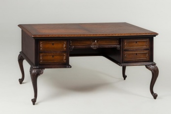 Старинный письменный стол на изящных резных ножках код. RM4101731