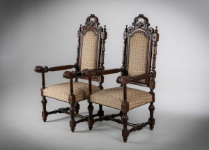 картинка Антикварные дубовые кресла (2 шт.) с резным каркасом салоне старинных вещей "Шебби" являющийся официальным дистрибьютором в России и Беларуси