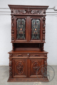 картинка Антикварный буфет салоне старинных вещей "Шебби" являющийся официальным дистрибьютором в России и Беларуси