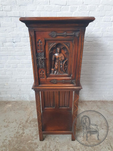 картинка Антикварный комод с открытым низом в готическом стиле салоне старинных вещей "Шебби" являющийся официальным дистрибьютором в России и Беларуси