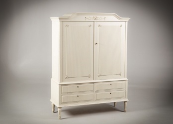 Старинный посудный шкаф с дверцами и ящиками, декорированными рифлеными накладками код. RM4156055