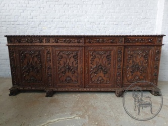 Антикварный комод, декорированный густоплетеной узорчатой резьбой код. BE4097752