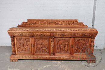 Антикварный комод с резьбой, изображающей бытовые сцены код. BE107324