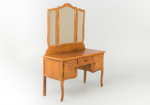 картинка Старинный косметический столик салоне старинных вещей "Шебби" являющийся официальным дистрибьютором в России и Беларуси